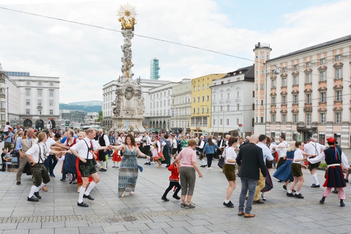 c013_LinzVerbindet_PublikumsTanz.JPG